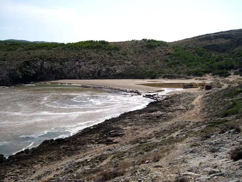 La crique de Cala Torta et sa plage déserte au pied des collines d’Artà
