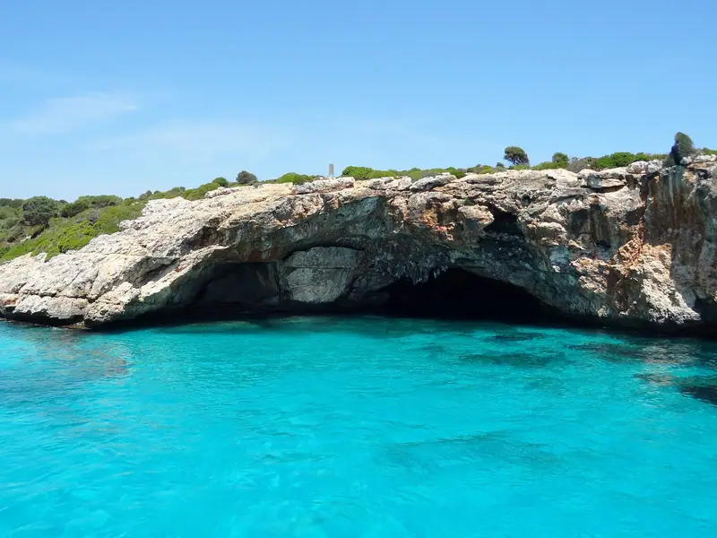 L’arche rocheuse de Cala Varques au-dessus d’une eau turquoise