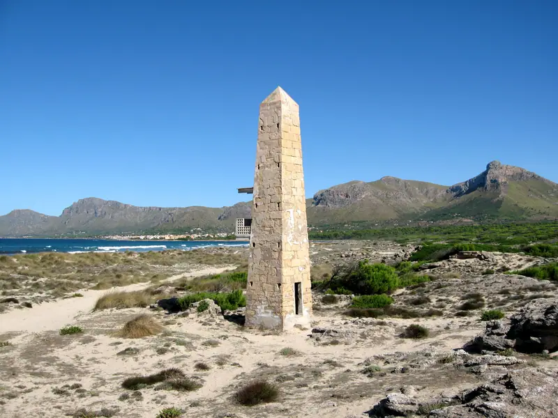 La tour de signalisation de Sa Canova au milieu des dunes, montagnes d’Artà au fond