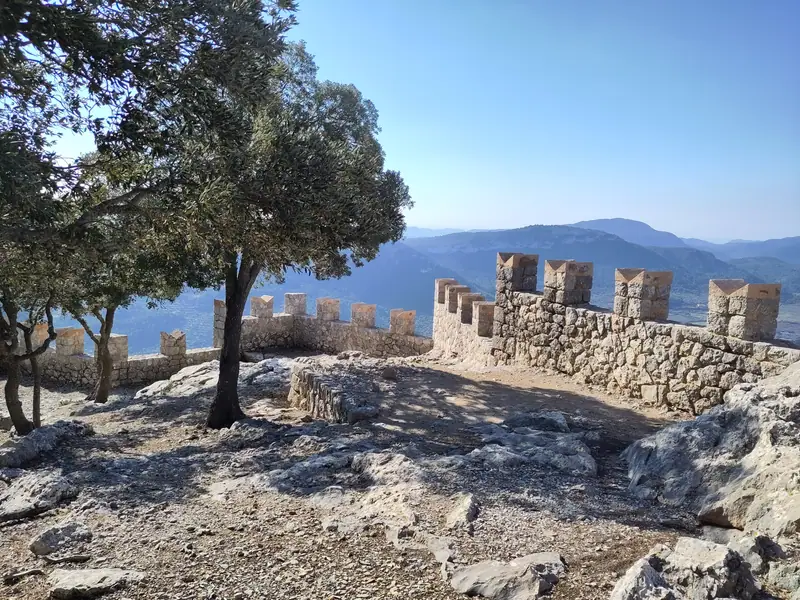 Le mirador de les Puntes, à créneaux de pierre, sur le chemin de l'Archiduc