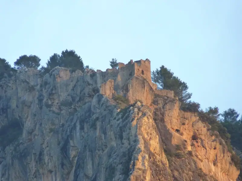 Les ruines du château d'Alaró au sommet d'une falaise dorée