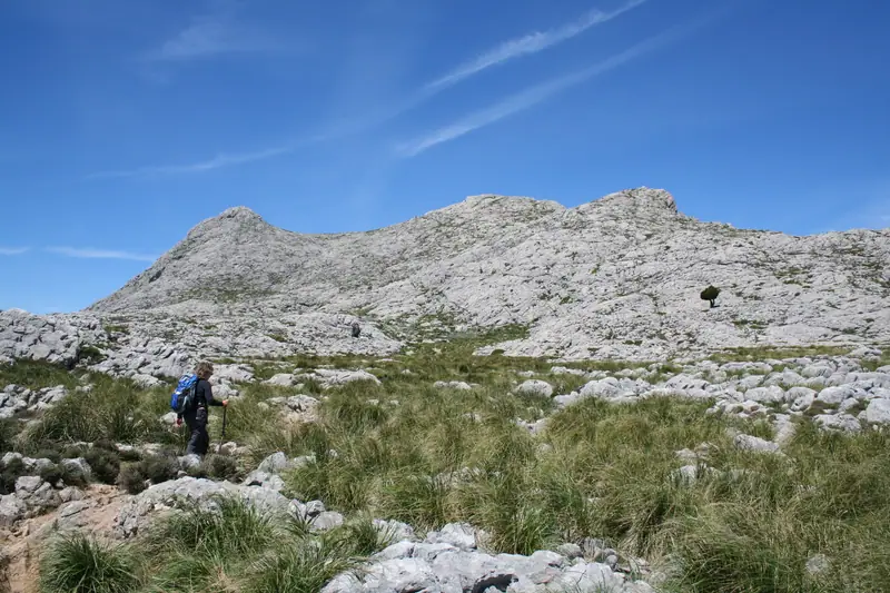 Un randonneur sur les pentes rocheuses du puig de Massanella
