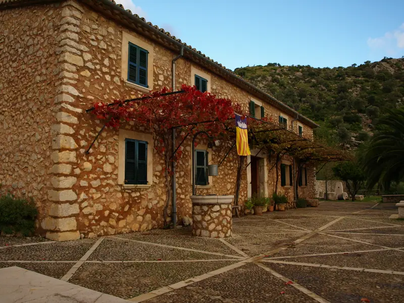 La façade de pierre du refuge de Tossals Verds et sa terrasse