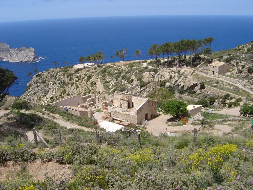 Les ruines du monastère de sa Trapa face à la mer et à sa Dragonera