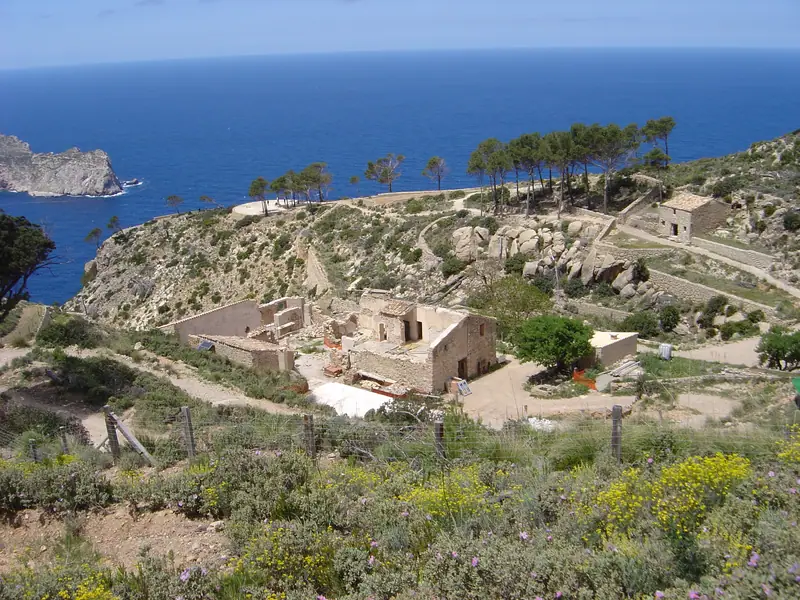 Les ruines du monastère de sa Trapa face à la mer et à sa Dragonera
