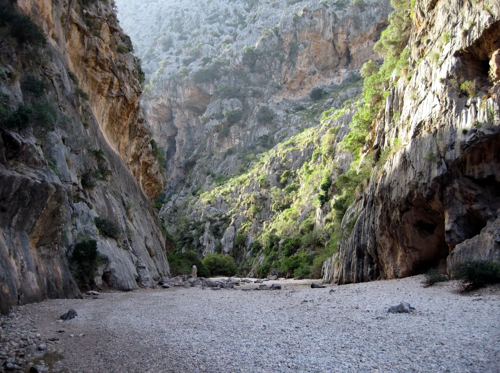Le lit de galets du torrent de Pareis entre deux hautes parois calcaires