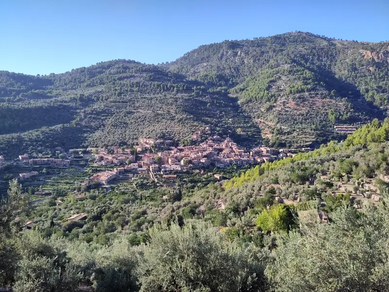 Fornalutx et ses terrasses au pied des montagnes, vus depuis un chemin