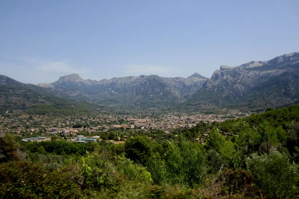 La ville de Sóller dans sa vallée, entourée des montagnes de la Tramuntana