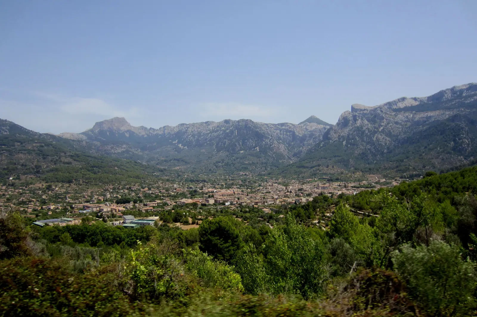 La ville de Sóller dans sa vallée, entourée des montagnes de la Tramuntana