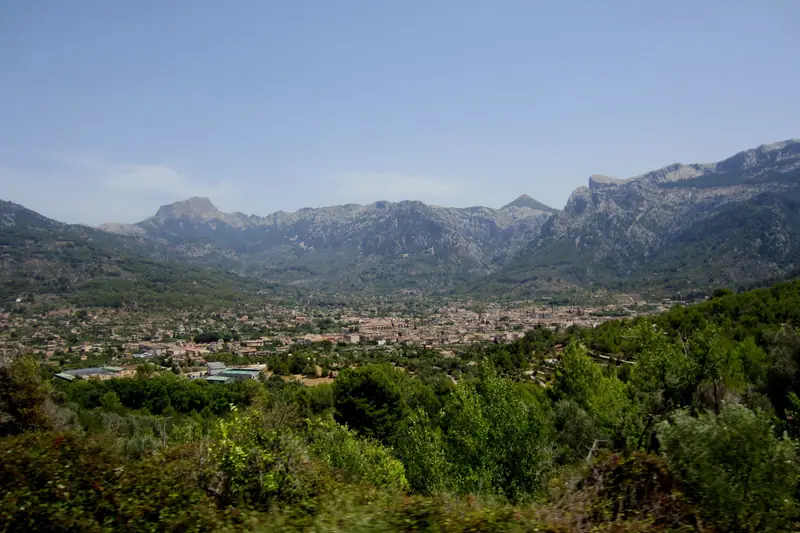 La ville de Sóller dans sa vallée, entourée des montagnes de la Tramuntana