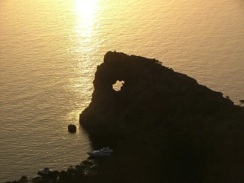 La péninsule de Sa Foradada et son trou dans la roche, en contre-jour au coucher du soleil