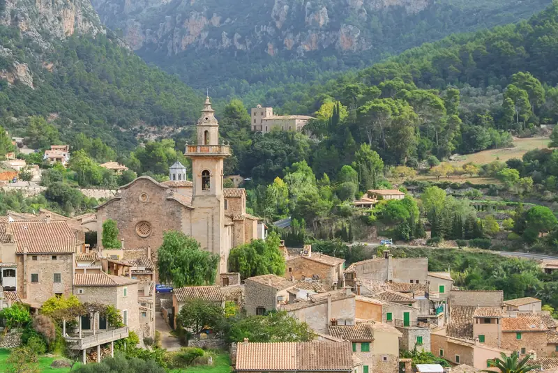 Valldemossa et le clocher de sa Chartreuse au creux de la vallée boisée