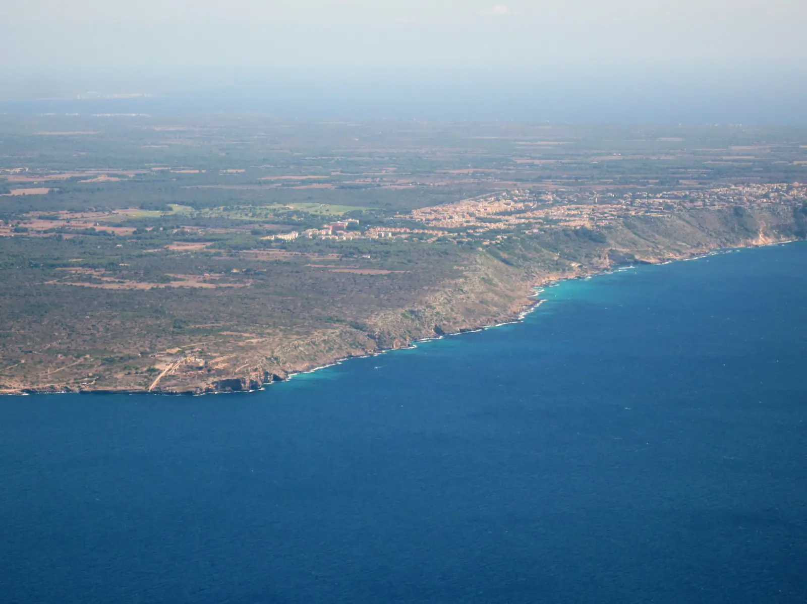 Vue aérienne du cap Enderrocat et de ses falaises au bord de la baie de Palma