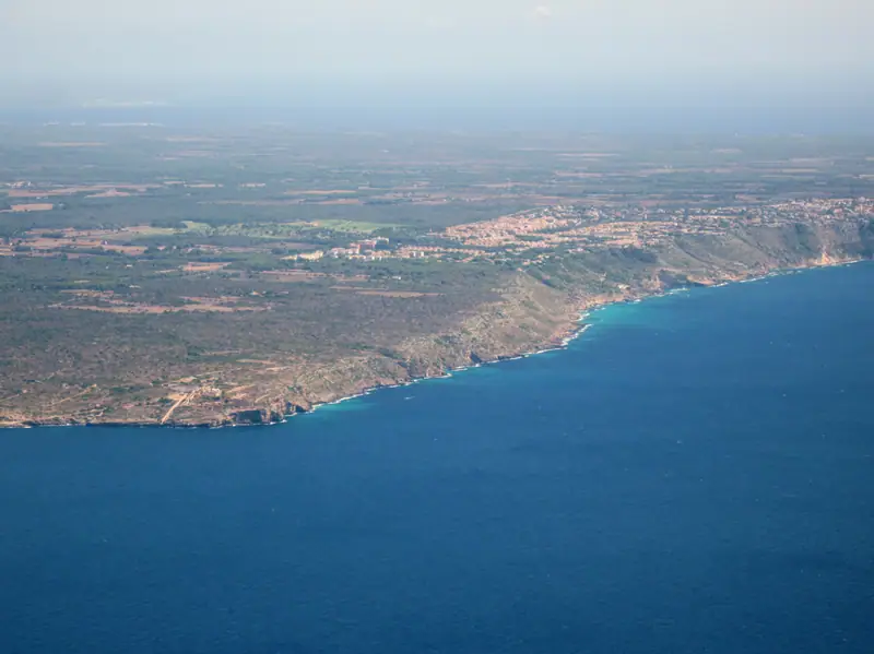 Vue aérienne du cap Enderrocat et de ses falaises au bord de la baie de Palma