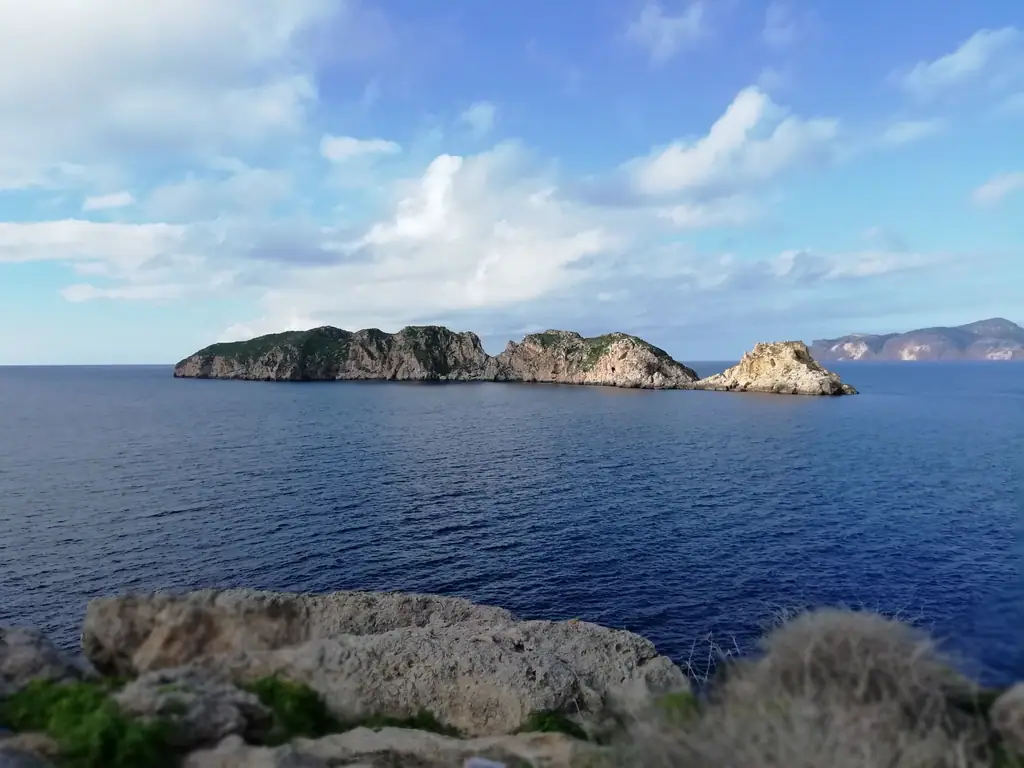 Les îlots Malgrats au large de Santa Ponsa, sur une mer bleu profond