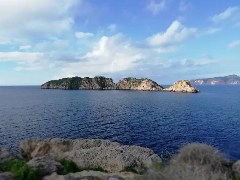 Les îlots Malgrats au large de Santa Ponsa, sur une mer bleu profond