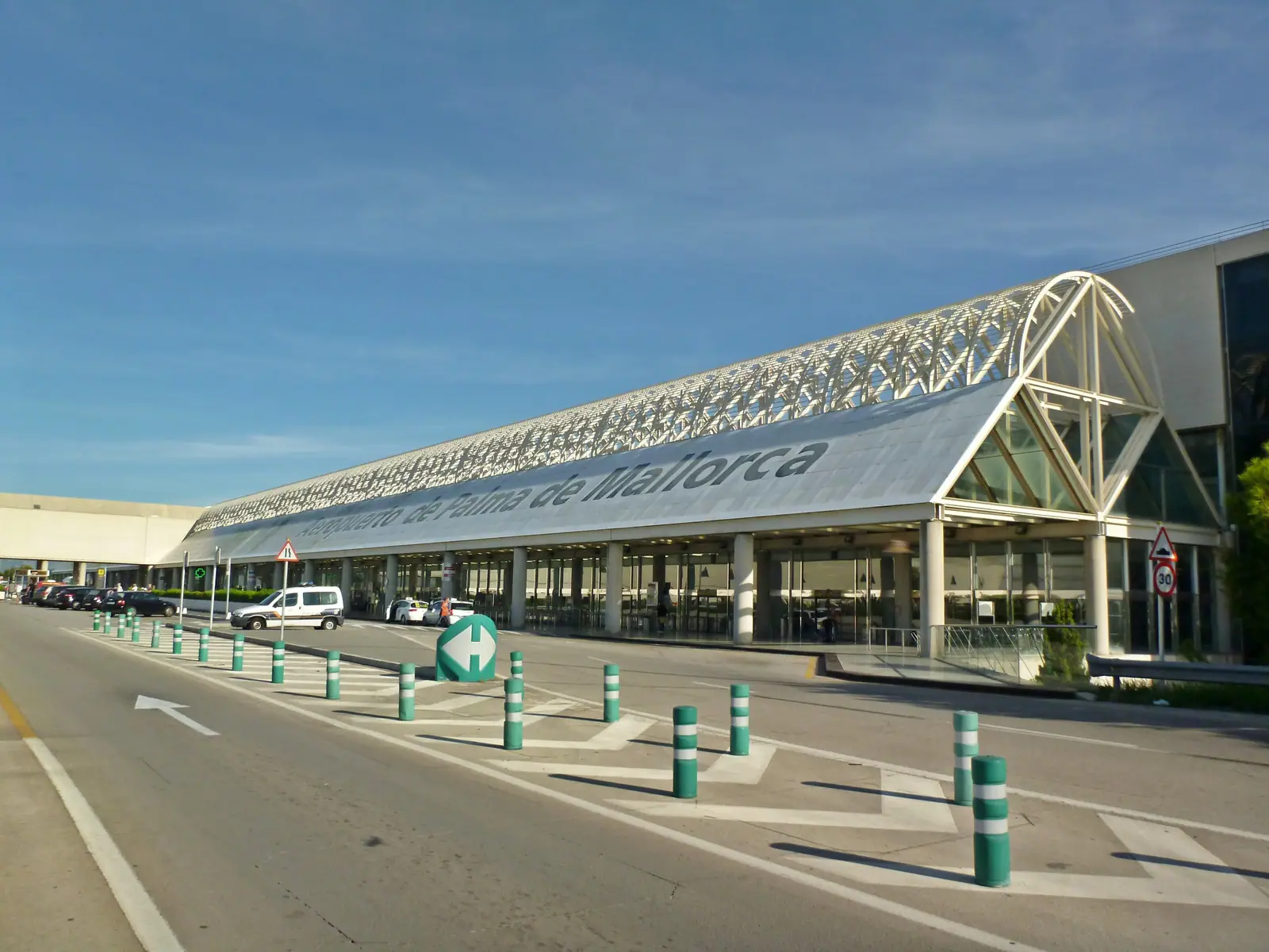 Le terminal de l'aéroport de Palma vu de l'extérieur, sous un ciel bleu