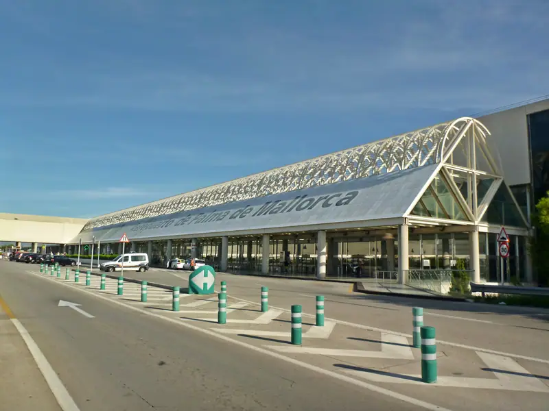 Le terminal de l'aéroport de Palma vu de l'extérieur, sous un ciel bleu
