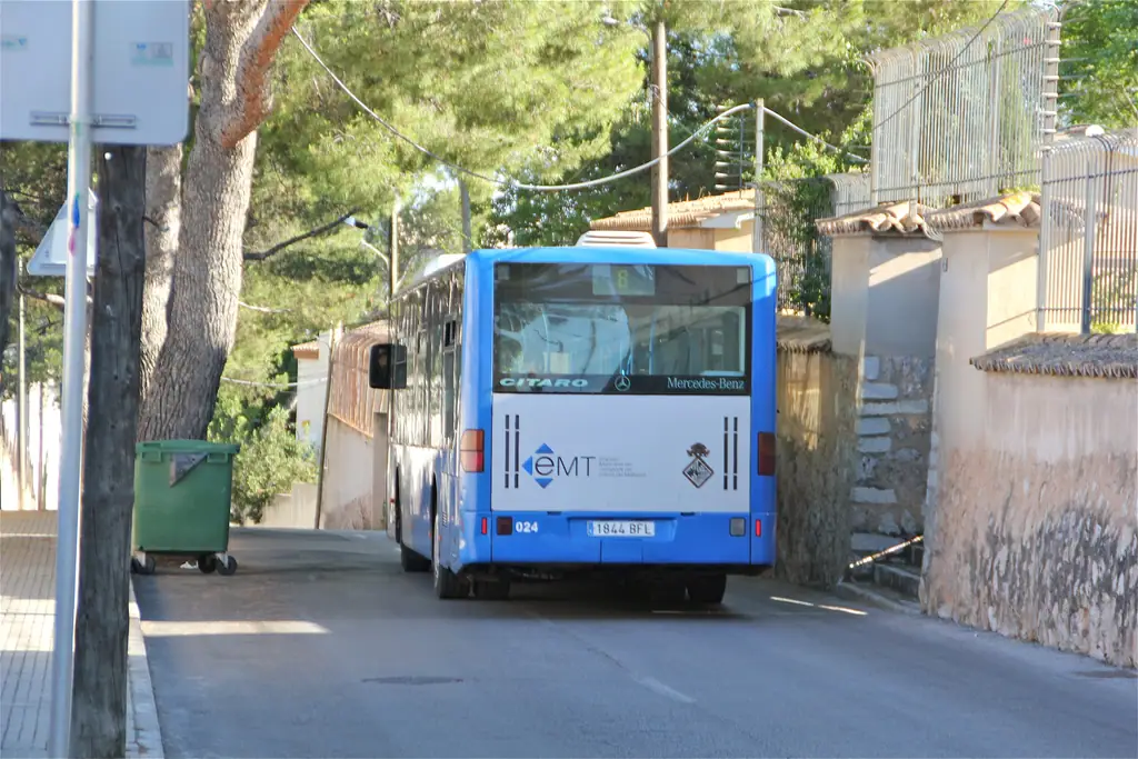 Un bus bleu de l'EMT de Palma dans une rue du quartier de Son Roca