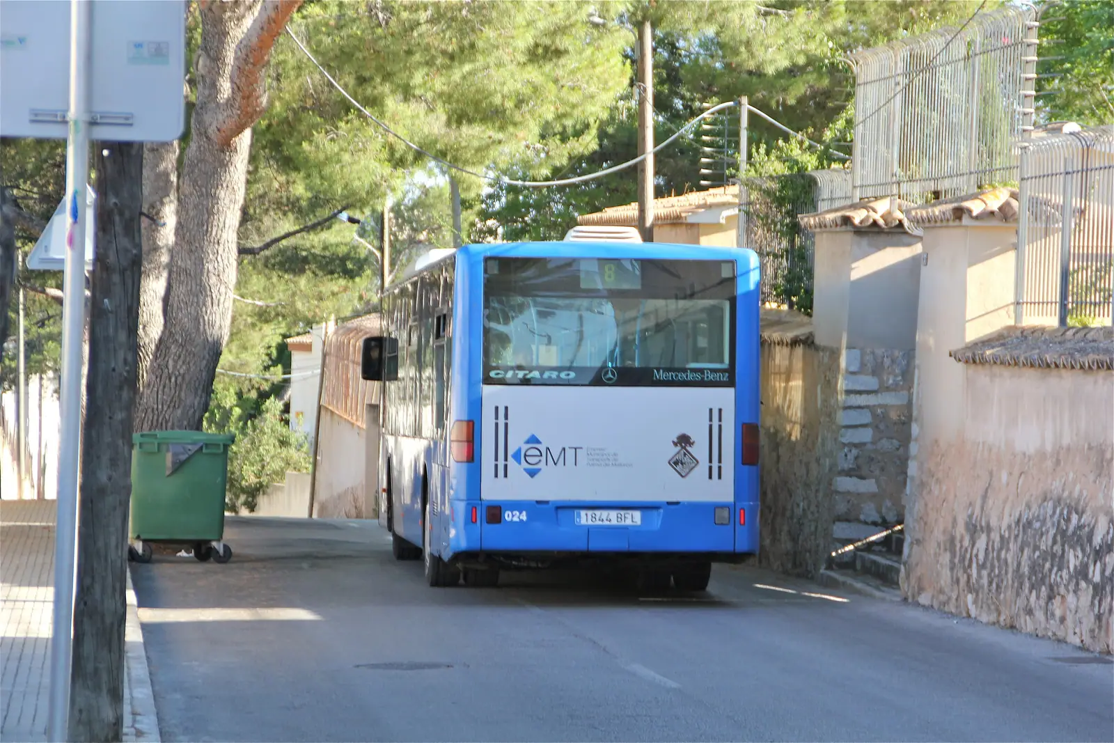 Un bus bleu de l'EMT de Palma dans une rue du quartier de Son Roca