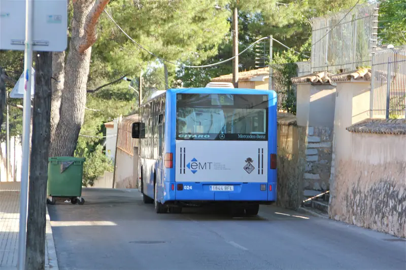 Un bus bleu de l'EMT de Palma dans une rue du quartier de Son Roca