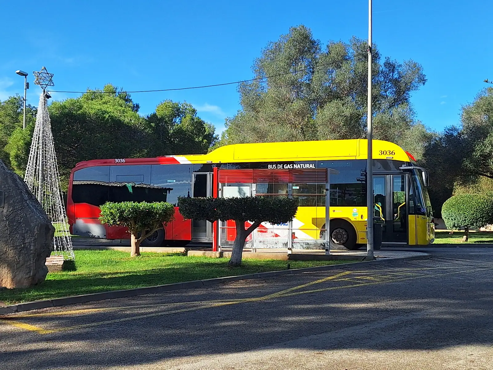 Un bus TIB de la ligne 412 à Costa dels Pins, sous les arbres