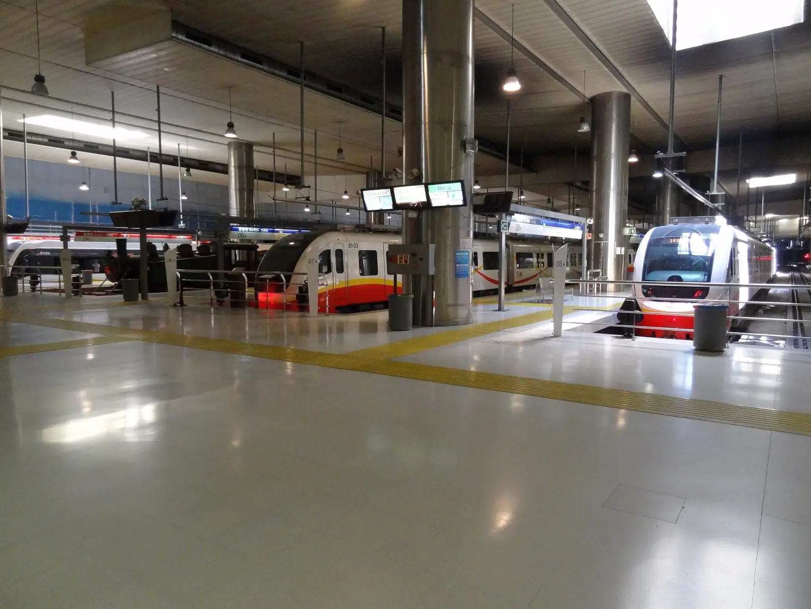 Les quais souterrains de l'Estació Intermodal de Palma, trains à quai