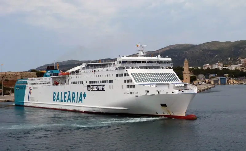 Un ferry Baléària entre dans le port de Palma