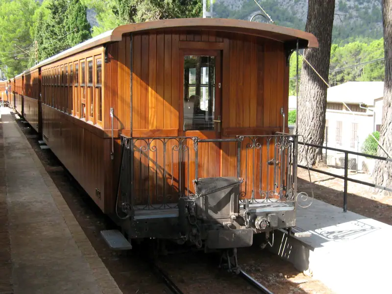 Une voiture en bois vernis du train de Sóller à quai