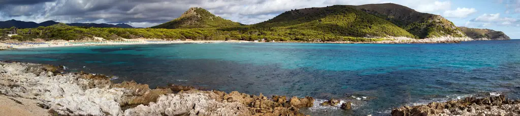 Eau claire et collines boisées à Cala Agulla