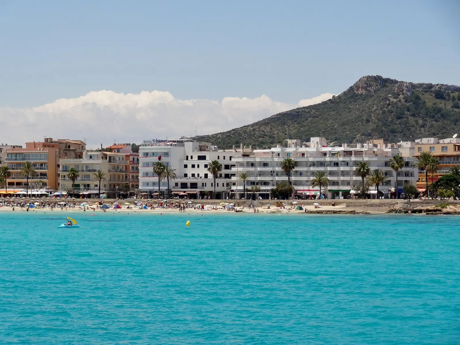 La plage de Cala Millor et son eau turquoise devant la promenade