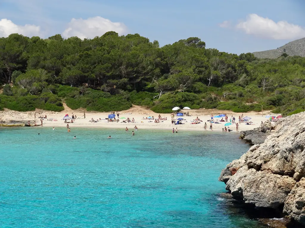 La crique sauvage de Cala Varques et ses rochers