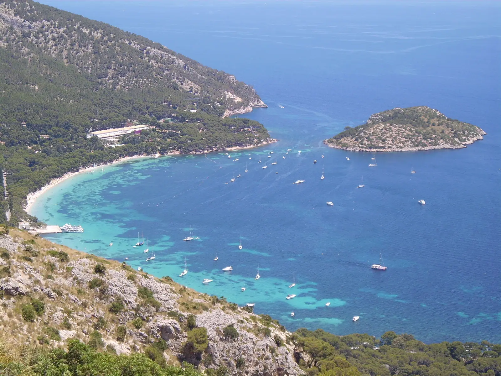 La baie de Formentor et son îlot vus depuis les hauteurs