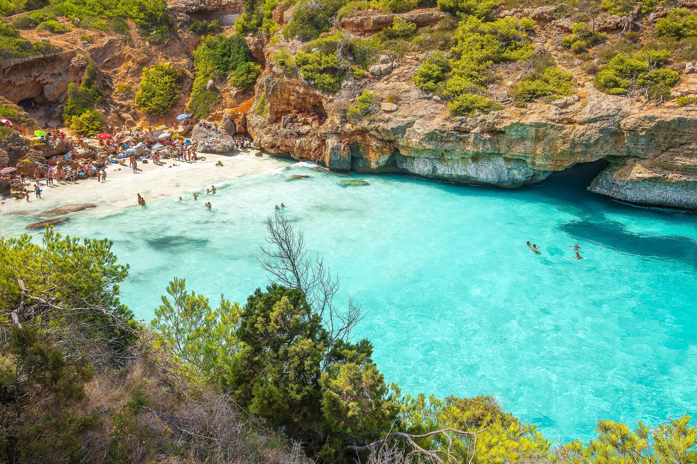 La crique turquoise de Caló des Moro vue des falaises