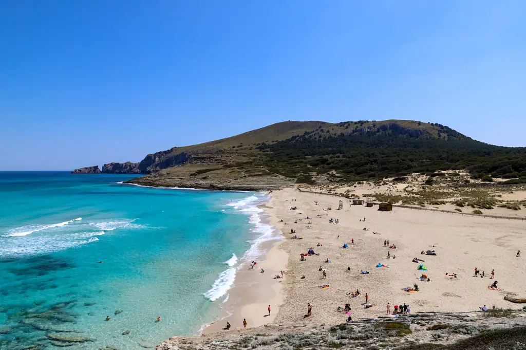 La plage de Cala Mesquida, ses dunes et ses vagues