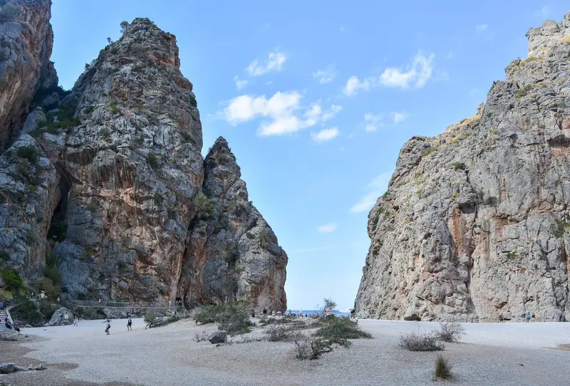 Die Bucht von Sa Calobra zwischen den Felsen