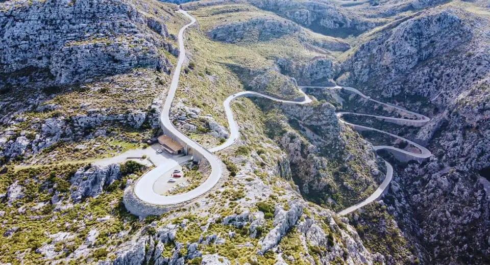 Kurvenreiche Straße nach Sa Calobra auf Mallorca aus der Luft