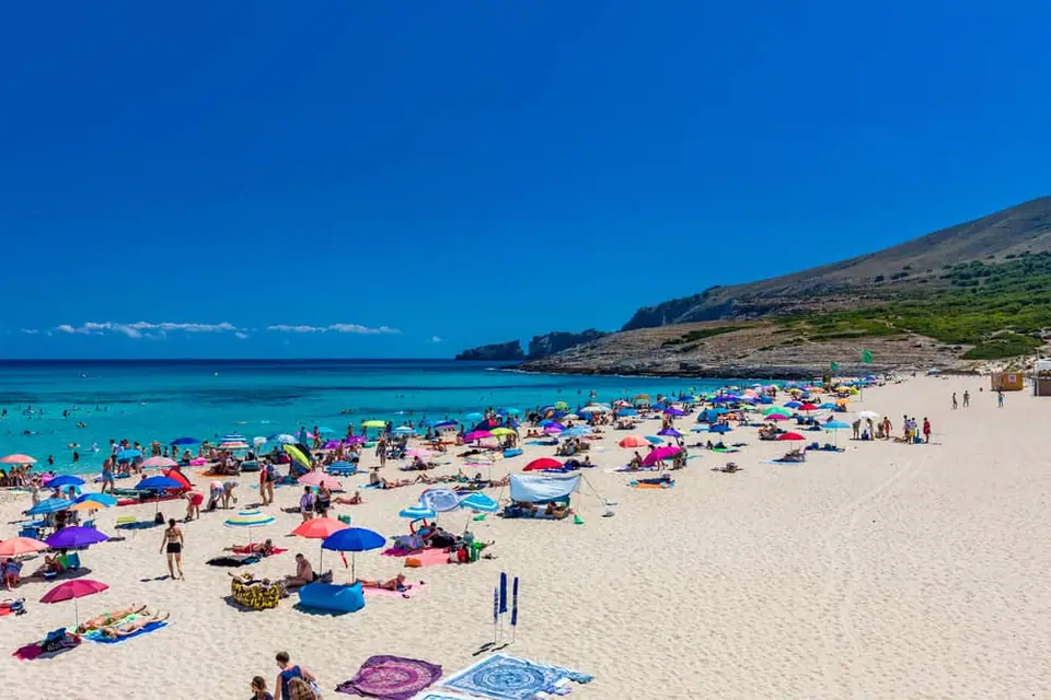 En juin et en septembre, l’eau est chaude et il reste de la place sur le sable