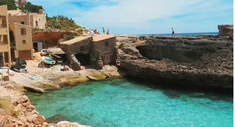 Die Fischerbucht Cala s’Almunia neben der Caló des Moro