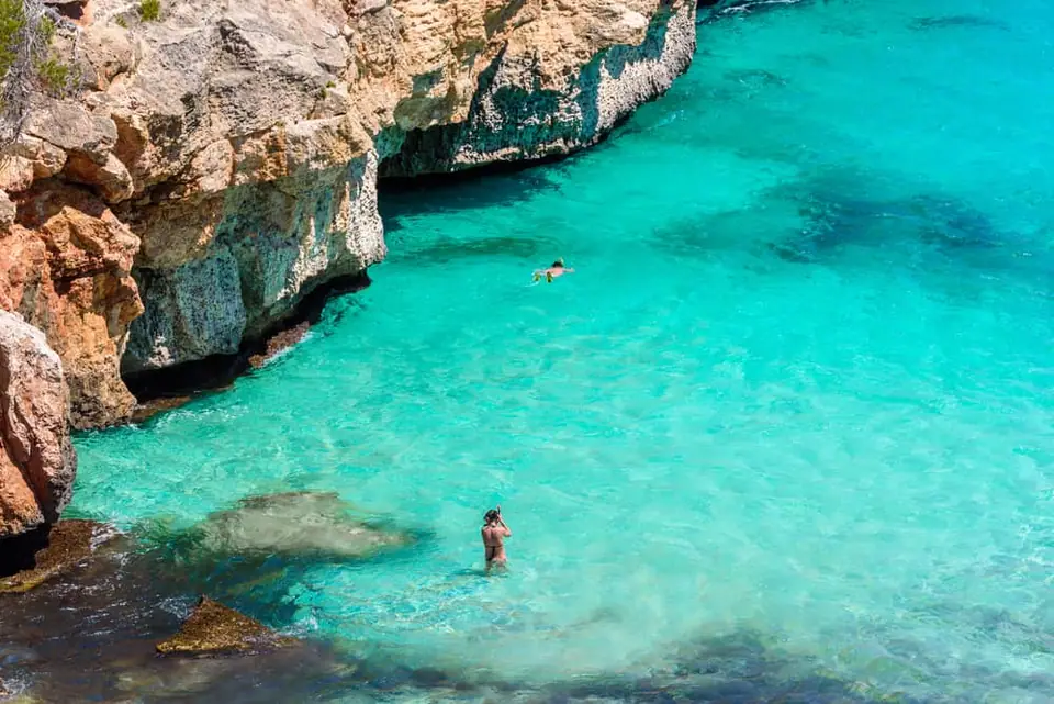 Türkises Wasser in der Bucht Caló des Moro zwischen Kalkfelsen