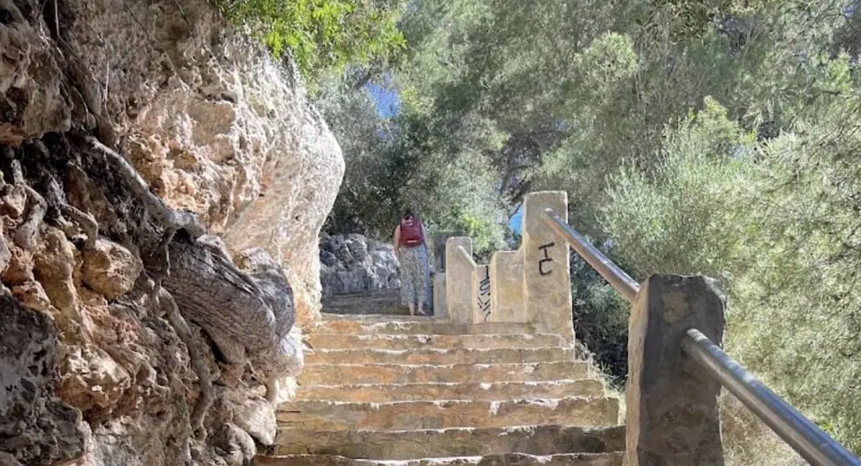 Les 147 marches pour descendre à la plage de Cala Pi.