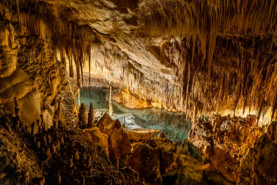 Der „Wald aus Stalaktiten“ in der Drachenhöhle ist spektakulär, auch bei vielen Besuchern