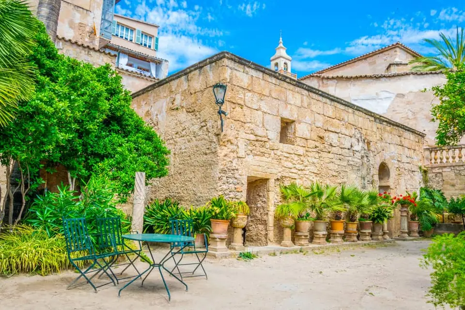 Derrière les hauts murs du vieux Palma se cachent des jardins secrets et des patios séculaires