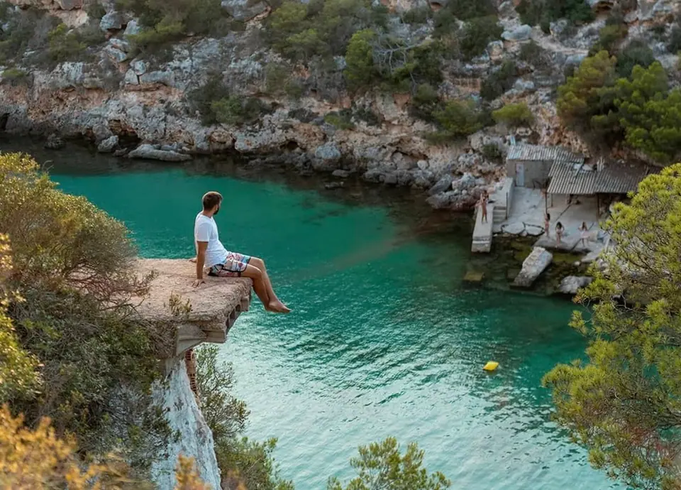 Le rocher en béton suspendu de Cala Pi célèbre sur Instagram