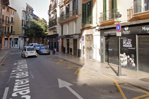 Voiture garée dans une rue de Palma de Majorque