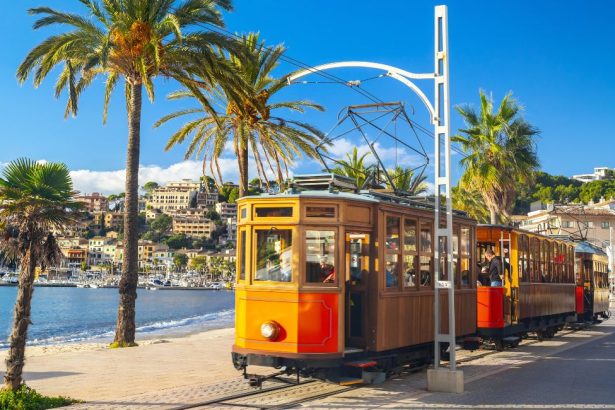 Tramway orange reliant Sóller au Port de Sóller.