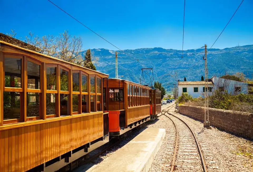Le vieux train de Sóller traversant la montagne de Tramuntana.