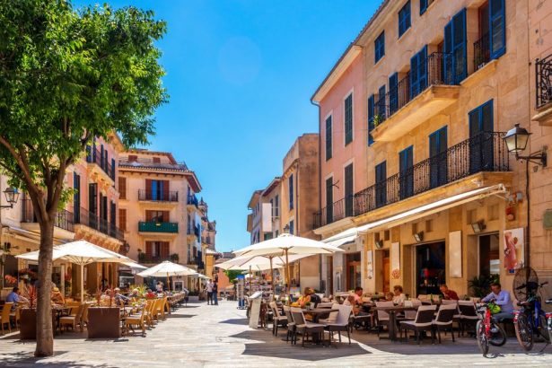 Vieille ville d’Alcúdia à Majorque avec ses restaurants et ses rues typiques