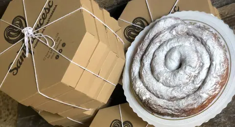 Pile de boîtes d'ensaïmadas artisanales (Forn Sant Francesc) dont les dimensions dépassent souvent le gabarit bagage Ryanair.