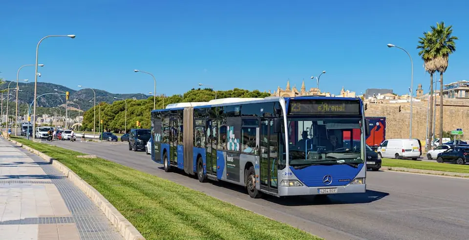 Bus bleu EMT de Palma de Majorque circulant près de la cathédrale La Seu